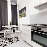 Centre By Bookinghost Apartman