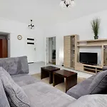 Centre By Bookinghost Apartman *