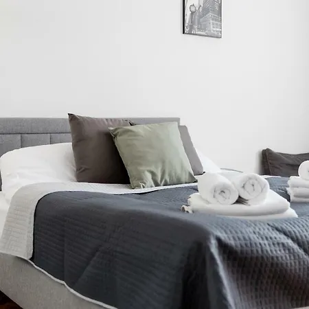 Centre By Bookinghost شقة وارسو