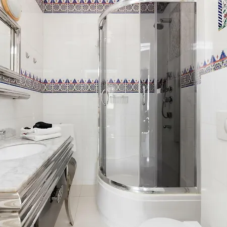 Centre By Bookinghost *